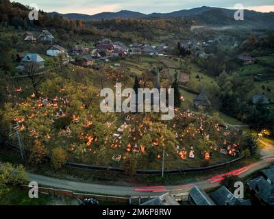 Blick von der Drohne auf die Kirche und den Friedhof von Poienile Izei während des Allerseelen-Tages. Das Foto wurde am 21. Oktober 2022 im Dorf Poienile Izei aufgenommen. Stockfoto