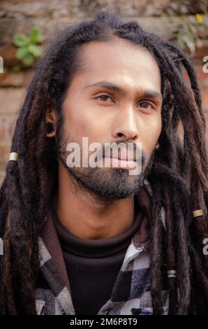 Gesichter von Nepa: Junger Erwachsener mit Dreadlocksl Stockfoto