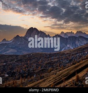 Abendliche Abenddämmerung der Berge, friedliche, trübe Aussicht vom Giau Pass. Stockfoto