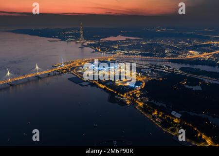 Russland, St. petersburg, 17. August 2022: Ein malerischer Sonnenuntergang über den Sehenswürdigkeiten, dem Gazprom Arena Fußballstadion, der höchsten sk Stockfoto