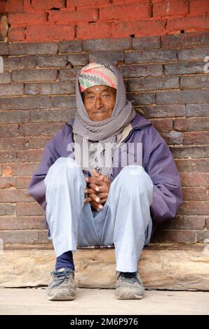 Gesichter Nepals - reife Männer tragen Nepali-Topi Stockfoto