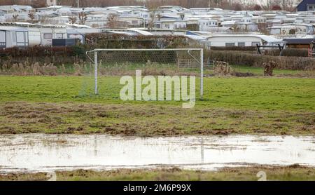 High Watch, Deutschland. 05. Januar 2023. firo: 05.01.2023 Land und Menschen, Landschaft, Ostsee, Hohwachter Bay, Meer, Schleswig-Holstein, Tourismus, MEER, Fußballfeld, Fußballfeld, Tor, vor Wohnwagen, Wohnwagen und einer großen Pfütze, symbolisches Bild, Campingplatz, Sehlendorfer Beach Credit: dpa/Alamy Live News Stockfoto