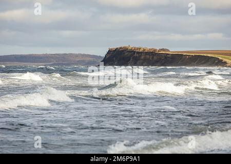 High Watch, Deutschland. 05. Januar 2023. firo: 05.01.2023 Land und Einwohner, Landschaft, Ostsee, Hohwachter Bay, Meer, Schleswig-Holstein, Tourismus, MEER, WOLKEN, Wetterbild, Wellen zwischen Sehlendorfer Strand und Weissendorfer. Mit Blick auf die Klippen Credit: dpa/Alamy Live News Stockfoto