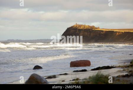 High Watch, Deutschland. 05. Januar 2023. firo: 05.01.2023 Land- und Einwohnerlandschaft Ostsee Hohwachter Bay Sea Schleswig-Holstein Tourismus SEEWOLKEN Wetterbildern Wellen zwischen Sehlendorfer Strand und Weissendorfer. Mit Blick auf die Klippen Credit: dpa/Alamy Live News Stockfoto