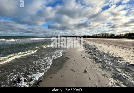 High Watch, Deutschland. 05. Januar 2023. firo: 05.01.2023 Land- und Einwohnerlandschaft Ostsee Hohwachter Bay Sea Schleswig-Holstein Tourismus SEEWOLKEN Wetterbildern Wellen zwischen Sehlendorfer Strand und Weissendorfer. Kredit: dpa/Alamy Live News Stockfoto