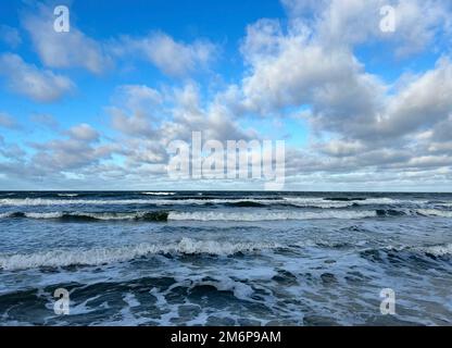 High Watch, Deutschland. 05. Januar 2023. firo: 05.01.2023 Land- und Einwohnerlandschaft Ostsee Hohwachter Bay Sea Schleswig-Holstein Tourismus SEEWOLKEN Wetterbildern Wellen zwischen Sehlendorfer Strand und Weissendorfer. Kredit: dpa/Alamy Live News Stockfoto