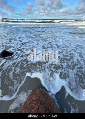 High Watch, Deutschland. 05. Januar 2023. firo: 05.01.2023 Länder und Menschen, Landschaft, Ostsee, Hohwachter Bay, Schleswig-Holstein, Tourismus, MEER, WOLKEN, Wetterbild, Wellen zwischen Sehlendorfer Beach und Weissendorfer Credit: dpa/Alamy Live News Stockfoto