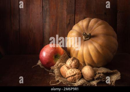 Kürbis und Früchte auf dunklem Holzhintergrund Stockfoto