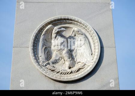 Berlin, Deutschland, 2014. Adler-Emblem unter einer Statue auf der Berliner Burgbrücke Stockfoto