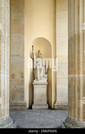 Berlin, Deutschland, 2014. Minerva-Statue unter dem Brandenburger Tor in Berlin Stockfoto