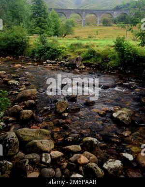 Glenfinnan-Viadukt vom Finnan, Lochaber, Schottischen Hochland aus gesehen. Stockfoto