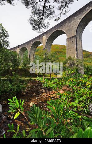 Glenfinnan-Viadukt, vom Finnan aus gesehen, im schottischen Hochland. Stockfoto