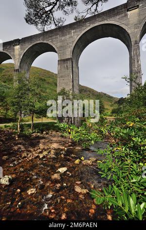 Glenfinnan-Viadukt, vom Finnan aus gesehen, im schottischen Hochland. Stockfoto