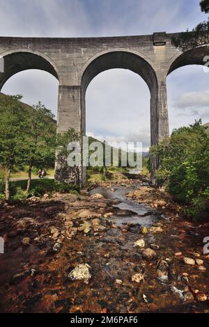 Glenfinnan-Viadukt, vom Finnan aus gesehen, im schottischen Hochland. Stockfoto