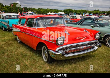 Iola, WI - 07. Juli 2022: Blick aus der oberen Perspektive auf einen Chevrolet Nomad Station Wagon aus dem Jahr 1957 auf einer lokalen Automesse. Stockfoto