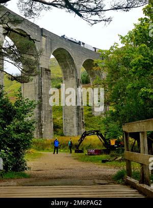 Die Jacobite-Dampfeisenbahn, die den Glenfinnan-Viadukt überquert, am 8. September 5 2022 mit LMS-Klasse Nr. 45212, Abfahrt am Nachmittag von Fort William. Stockfoto