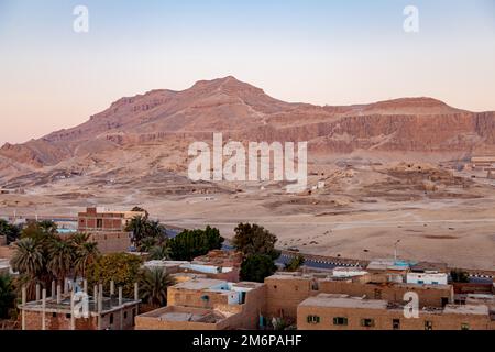 Luftaufnahme des Tals der Könige in Theban Nekropolis am Morgen. Stockfoto