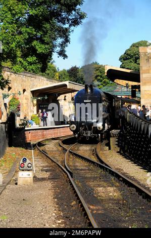 Nach der Ankunft an der Pickering Station Klasse A4 Pacific No 60007 fährt Sir Nigel Gresley am 5. Oktober 2008 um den Zug herum. Stockfoto