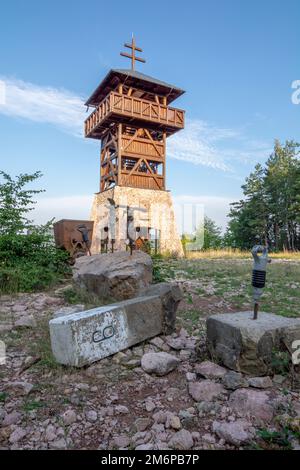 Hölzerner Aussichtsturm oder Aussichtsturm Haj. Nova Bana. Slowakei. Stockfoto