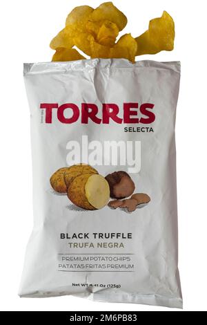 Eine Packung Torres Selecta Black Trüffle Premium Kartoffelchips, die mit verschüttetem Inhalt auf weißem Hintergrund geöffnet wurde Stockfoto