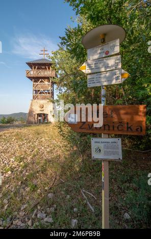 Hölzerner Aussichtsturm oder Aussichtsturm Haj. Nova Bana. Slowakei. Stockfoto