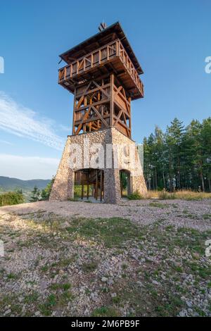 Hölzerner Aussichtsturm oder Aussichtsturm Haj. Nova Bana. Slowakei. Stockfoto