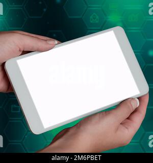 Mobiltelefonbildschirm Mit Wichtigen Nachrichten Am Schreibtisch Mit Kaffee Und Tastatur. Grausame Informationen Auf Handy Auf Tisch Mit Becher Stockfoto