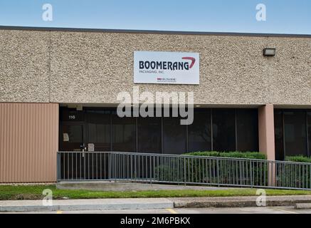 Houston, Texas, USA 11-24-2022: Außenansicht des Bürogebäudes von Boomerang Packaging Inc. In Houston, TX. Kleiner lokaler Versandhandel. Stockfoto