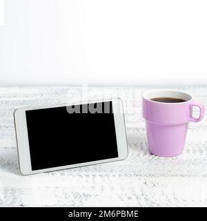 Mobiltelefonbildschirm Mit Wichtigen Nachrichten Am Schreibtisch Mit Kaffee, Stift Und Tastatur. Grausame Informationen Auf Dem Handy Auf Dem Tisch Wit Stockfoto
