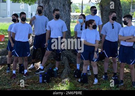 Kadetten des Air Force Reserve Officer Training Corps Detachment 756 nehmen an einem Kriegertag teil, der vom Air Force Recruiting Service Detachment 1 und der 330th Recruiting Squadron in Mayaguez, Puerto Rico während des Project Blue Helix am 3. Mai 2022 veranstaltet wird. Project Blue Helix ist eine einwöchige Veranstaltung, bei der die Resilienz Puerto Ricans auf der ganzen Insel hervorgehoben wird. Der Warrior Day war ein körperlich belastendes Ereignis, das die Widerstandsfähigkeit unserer Truppen deutlich machte, indem er die tatsächlichen Missionen der Air Force Special Warfare Airmen vorstellte. AFRS, AFRS-Abteilung 1, Air Force Recruiting Service, D&I, Diversity, Stockfoto