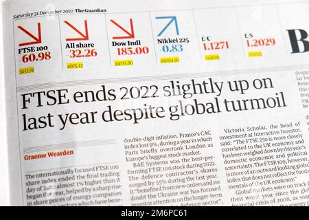 „FTSE endet 2022 trotz globaler Turbulenzen leicht höher als letztes Jahr“, Schlagzeile der Zeitung Guardian, Artikel der Business Section, 31. Dezember 2022, London UK Stockfoto