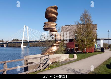 UMEA, SCHWEDEN, AM 21. MAI 2014. Kunstwerke, Gehwege und Fluss. Die „Skulptur im Einkaufszentrum Strömpilen“. Heller Sonnenschein. Editorial use. Stockfoto