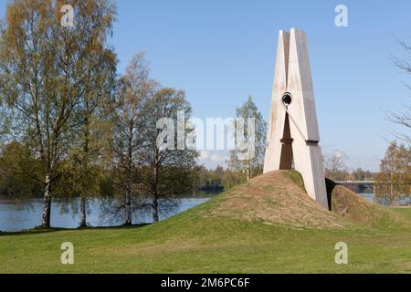 UMEA, SCHWEDEN, AM 21. MAI 2014. Kunstwerk von Mehmet Ali Uysal. Die Wäschespin auf dieser Seite der Umeå Akademie der schönen Künste. Editorial use. Stockfoto