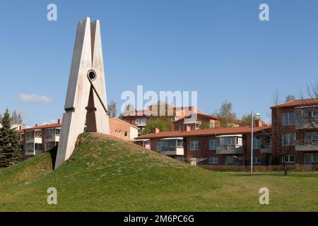 UMEA, SCHWEDEN, AM 21. MAI 2014. Kunstwerk von Mehmet Ali Uysal. Die Wäschespin auf dieser Seite der Umeå Akademie der schönen Künste. Editorial use. Stockfoto