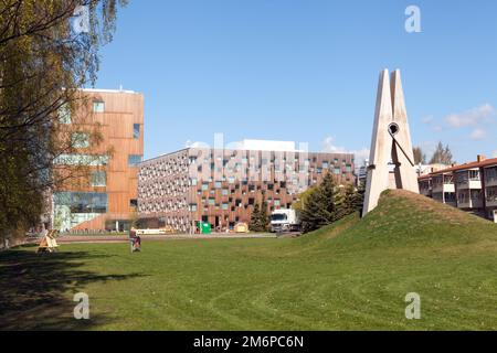 UMEA, SCHWEDEN, AM 21. MAI 2014. Kunstwerk von Mehmet Ali Uysal. Die Wäschespin auf dieser Seite der Umeå Akademie der schönen Künste. Editorial use. Stockfoto