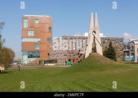 UMEA, SCHWEDEN, AM 21. MAI 2014. Kunstwerk von Mehmet Ali Uysal. Die Wäschespin auf dieser Seite der Umeå Akademie der schönen Künste. Editorial use. Stockfoto