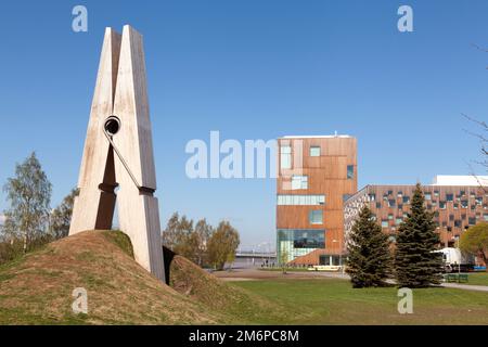 UMEA, SCHWEDEN, AM 21. MAI 2014. Kunstwerk von Mehmet Ali Uysal. Die Wäschespin auf dieser Seite der Umeå Akademie der schönen Künste. Editorial use. Stockfoto