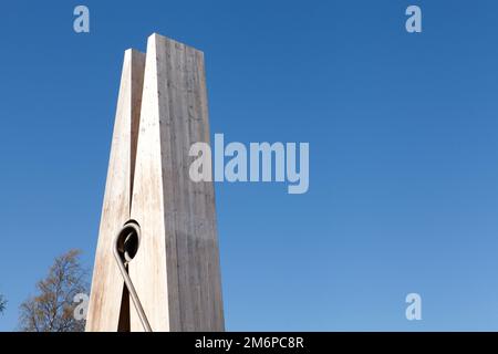 UMEA, SCHWEDEN, AM 21. MAI 2014. Kunstwerk von Mehmet Ali Uysal. Die Wäschespin auf dieser Seite der Umeå Akademie der schönen Künste. Editorial use. Stockfoto