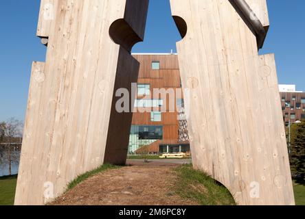 UMEA, SCHWEDEN, AM 21. MAI 2014. Kunstwerk von Mehmet Ali Uysal. Die Wäschespin auf dieser Seite der Umeå Akademie der schönen Künste. Editorial use. Stockfoto