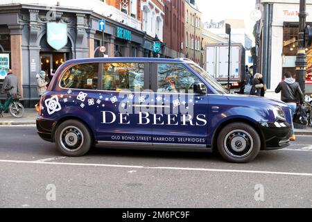 De Beers Werbung auf der Seite eines Londoner Taxis im Zentrum von London UK Dezember 2022 England Großbritannien KATHY DEWITT Stockfoto