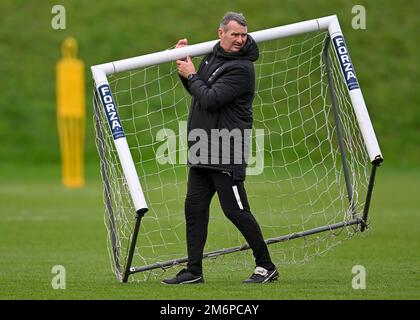 Plymouth Argyle erster Team-Coach Kevin Nancekivell trägt das kleine Tor während der Plymouth Argyle Training Session am Plymouth Argyle Training Ground, Plymouth, Großbritannien, 5. Januar 2023 (Foto von Stanley Kasala/News Images) in Plymouth, Großbritannien, am 1./5. Januar 2023. (Foto: Stanley Kasala/News Images/Sipa USA) Stockfoto