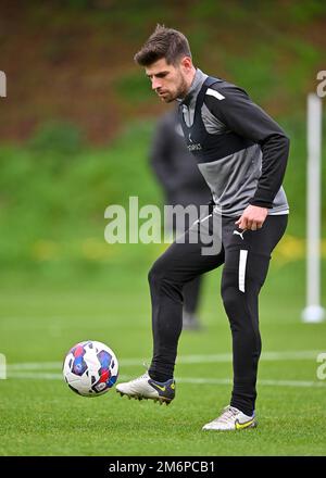 Plymouth Argyle Mittelfeldspieler Joe Edwards (8) kontrolliert den Ball während der Plymouth Argyle Training Session auf Plymouth Argyle Training Ground, Plymouth, Großbritannien, 5. Januar 2023 (Foto von Stanley Kasala/News Images) in Plymouth, Großbritannien, am 1./5. Januar 2023. (Foto: Stanley Kasala/News Images/Sipa USA) Stockfoto