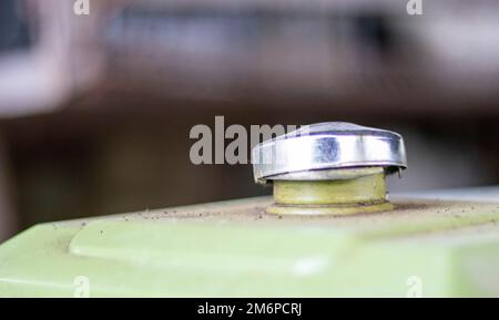 Kraftstofftankdeckel aus Edelstahl am Kraftstofftank. Das Konzept steigender Kraftstoffpreise in der Welt. Stockfoto