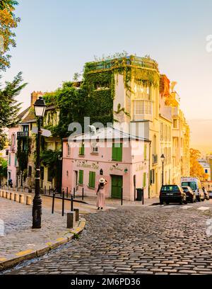 Straßen von Montmartre Paris Frankreich am frühen Morgen mit Cafés und Restaurants, La Maison Rose Stockfoto