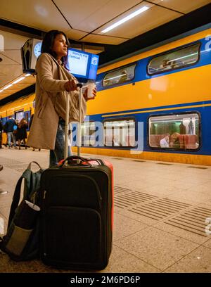 Amsterdam Niederlande, NS Zug am Bahnhof Schiphol Amsterdam, Frauen warten auf Zug Stockfoto