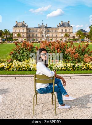 Asiatische Frauen besuchen den Le Jardin Luxembourg Park in Paris im Sommer in Paris Frankreich Stockfoto