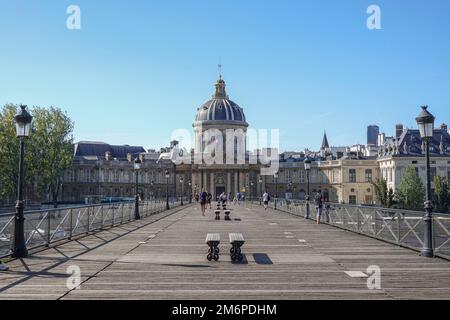 Frankreich, Paris, die Pont des Arts oder die Passerelle des Arts ist eine Fußgängerbrücke in Paris, die die seine überquert - Pont des Arts führt zur I Stockfoto