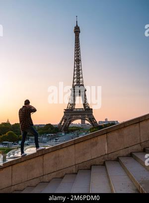 Eiffelturm bei Sonnenaufgang in Paris Frankreich, Paris Eifelturm an einem Sommertag Stockfoto