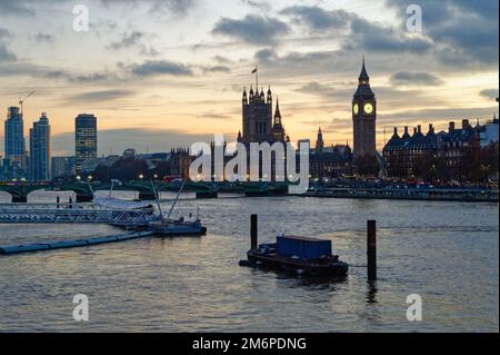 Die Houses of Parliament und die Skyline von der anderen Seite der Themse in der Abenddämmerung an einem Winterabend in England Stockfoto