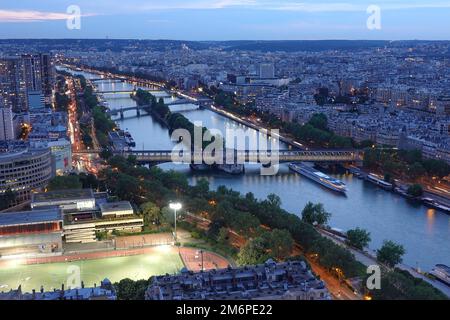 Frankreich, Paris, Panoramablick bei Nacht auf die seine von der Spitze des Eiffelturms - Eiffelturm Foto © Fabio Mazzarella/Sintesi/Alamy Stock P. Stockfoto